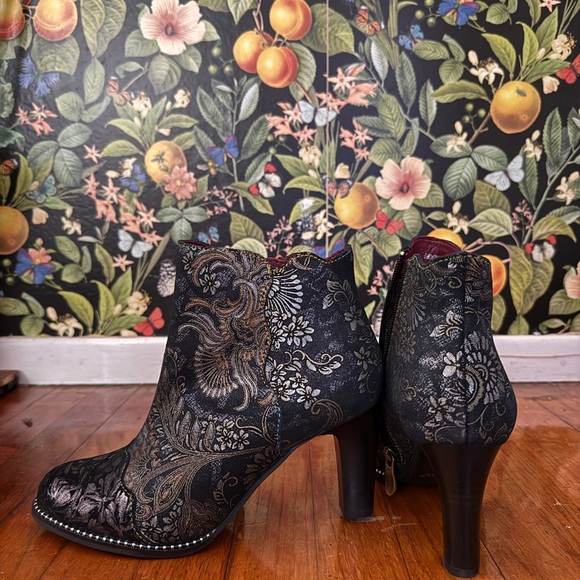 L'ARTISTE Elegant Black and Gold Ankle Booties - Picture 3 of 6